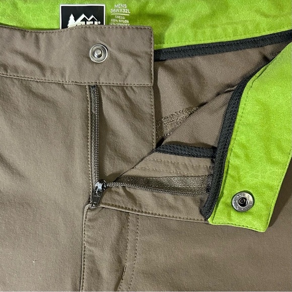 REI Men's Brown Cargo Pants. Size 36 x 32 - Picture 5 of 7